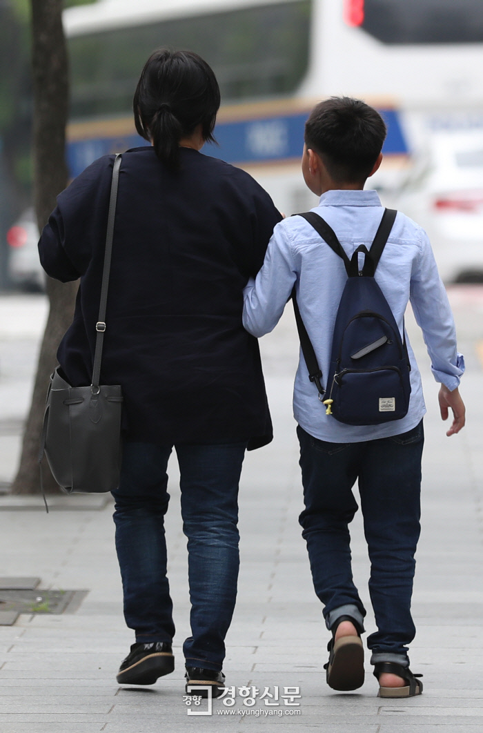 몽골 출신 불법체류자 가나(가명)가 아들과 함께 지난 1일 서울 거리를 걸어가고 있다. 정지윤 기자